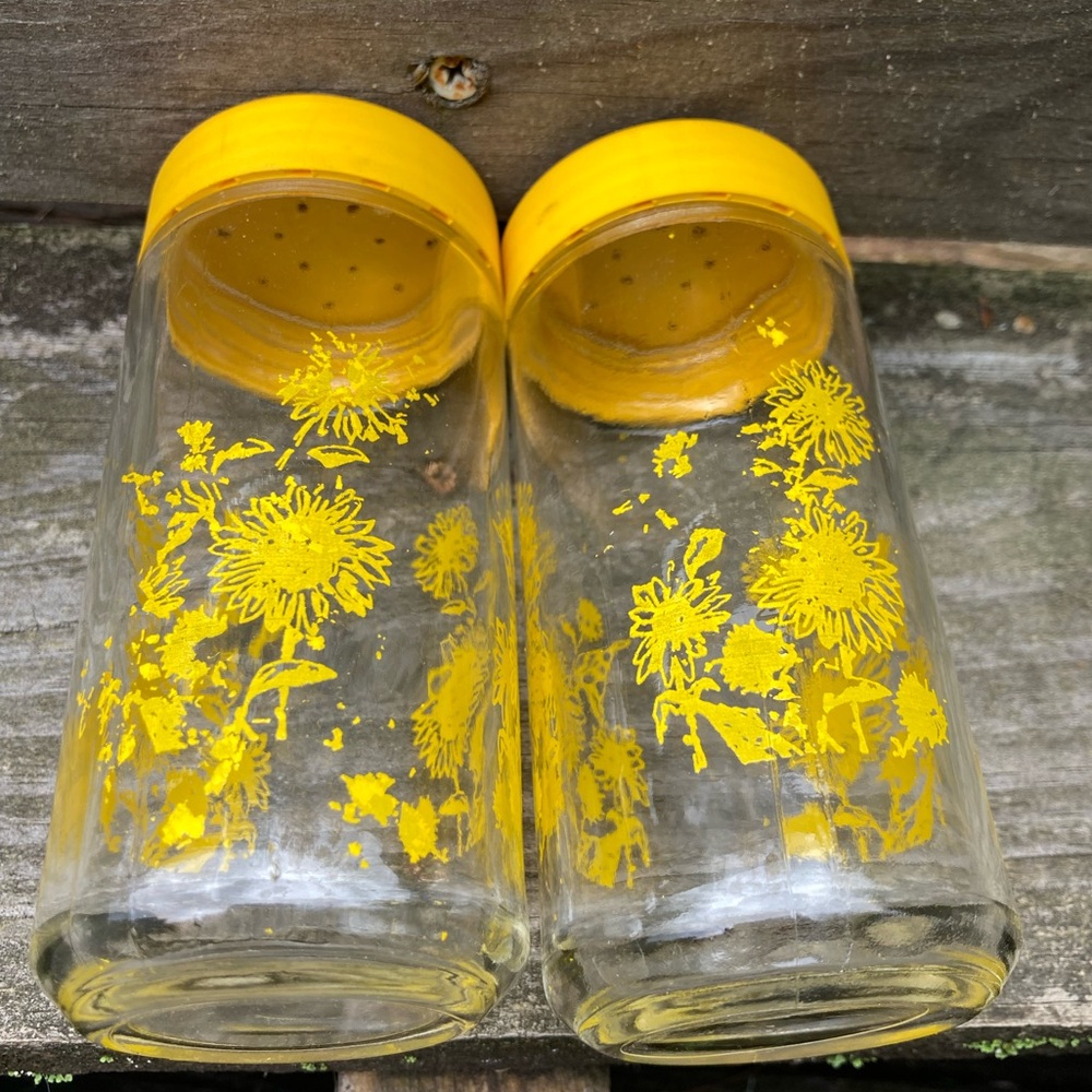 Vintage Glass Salt and Pepper Shakers with Yellow Sunflowers Print and Tops! - Picture 10 of 12